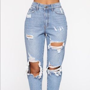 Distressed boyfriend jeans, colored threads